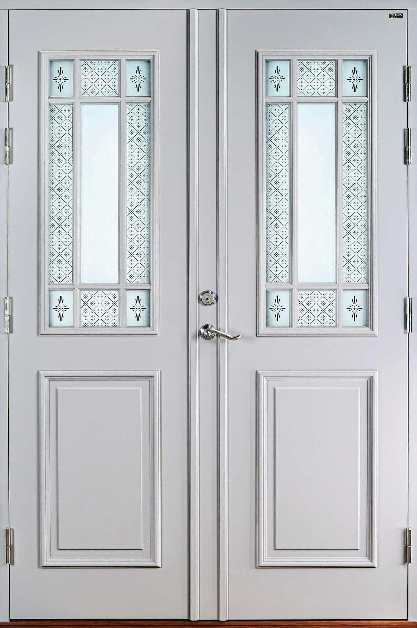 herräng-par-ljusgrå-herrgård